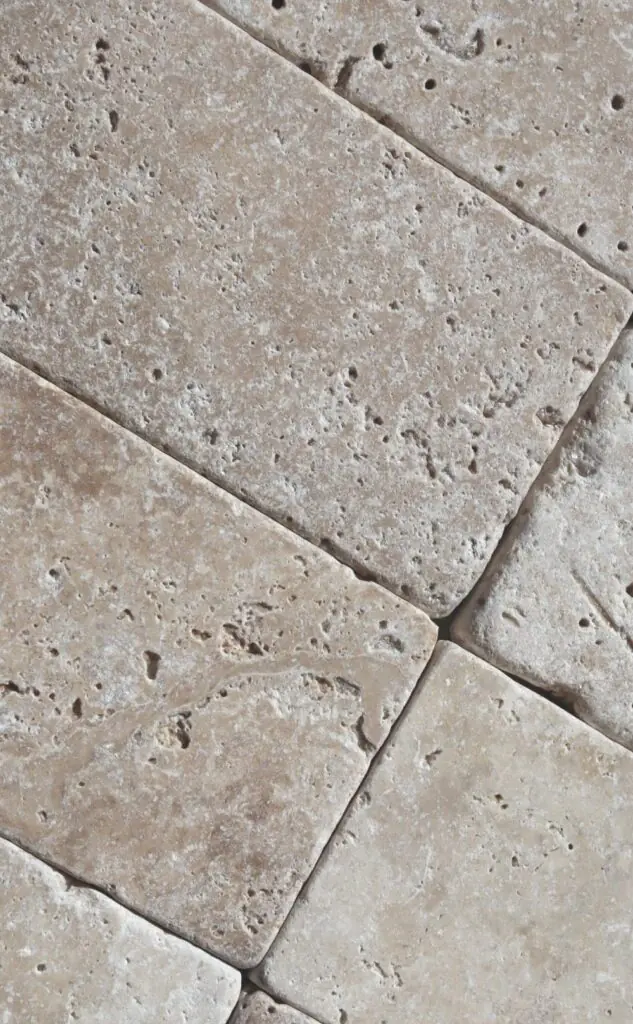 Płytki trawertyn prostokątne 15x7,5 cm z nieregularną fakturą.
