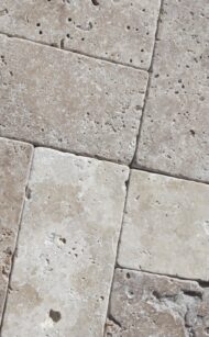 Osiem płytek trawertyn prostokątnych 15x7,5 cm w beżowych odcieniach