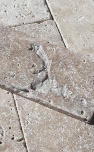 Płytki trawertyn prostokątne 15x7,5 cm z wyraźną strukturą kamienia.