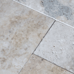 Klasyczny trawertyn rustic w jasnym kolorze, pochodzący z oferty Best Granit.