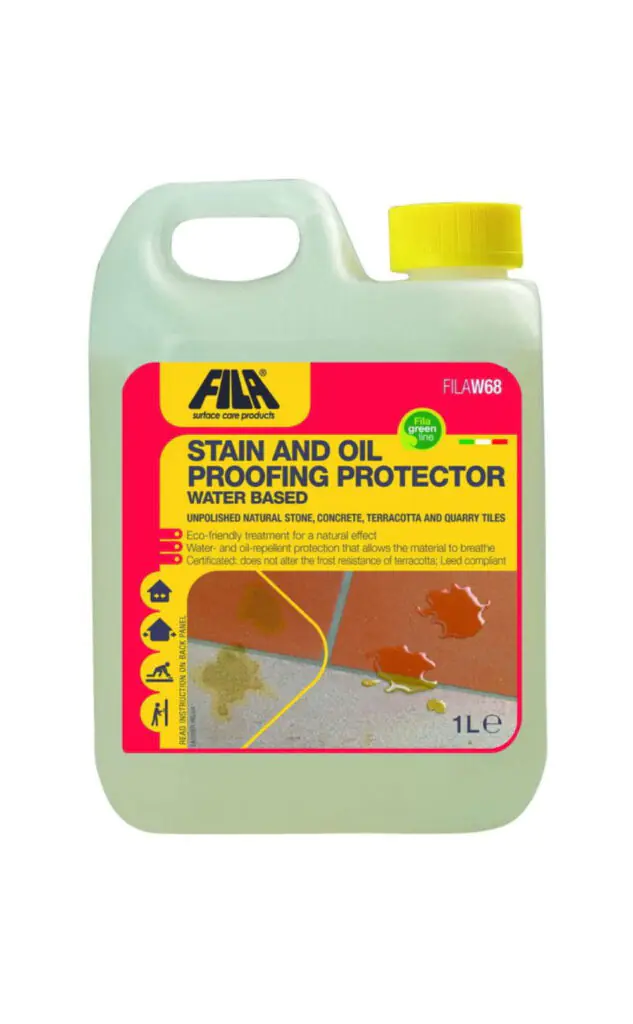 Plastikowe opakowanie impregnatu do powierzchni mineralnych. Na białej etykiecie widnieje zielona nazwa produktu "FILA STAIN AND OIL PROOFING PROTECTOR" oraz żółty napis "WATER BASED". Poniżej znajdują się informacje o zastosowaniu produktu: "UNPOLISHED NATURAL STONE, CONCRETE, TERRACOTTA AND QUARRY TILES" oraz o jego właściwościach: "Water- and oil-repellent protection that allows the material to breathe". W prawym górnym rogu etykiety znajduje się zielony napis "ECO-FRIENDLY".