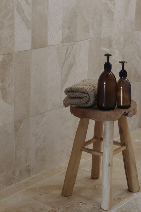 Marmur QUEEN BEIGE cegiełka 30,5x10x1,2 cm szlifowana