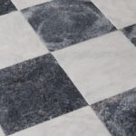 Płytki marmurowe BLACK antykowane ułożone w klasyczny wzór szachownicy, w głębokich czarnych odcieniach z delikatnymi, jasnymi żyłami.