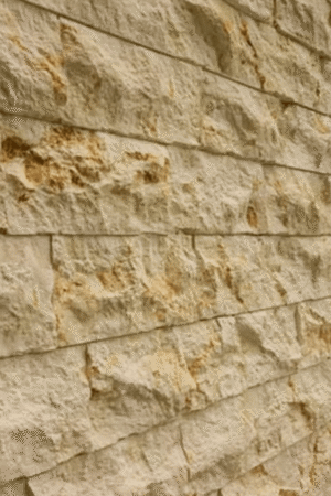Kamień elewacyjny Desert Cream w formacie 20-40×7×2-3 cm o strukturze split face, wyróżniający się ciepłym, kremowym odcieniem i nieregularną powierzchnią.