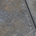 Tekstura kwarcytu DEOLI GREEN – łupana powierzchnia z subtelnymi złotymi refleksami i nieregularnym rysunkiem kamienia.