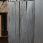 Zbliżenie na powierzchnię łupka BLACK SLATE – delikatna faktura kamienia w grafitowym odcieniu z widocznym łupaniem.