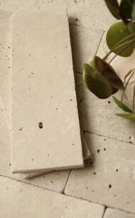 Podłoga z trawertynu Classic Mix 30,5x10 cm – naturalna elegancja w detalu