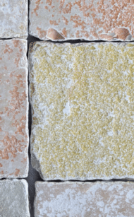 Zbliżenie na teksturę wapienia FRENCH YELLOW – antykowana, nieregularna powierzchnia w ciepłej, złocisto-żółtej kolorystyce.