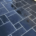 Podłoga z wapienia Kadappa w układzie rzymskim, składająca się z szlifowanych płyt w różnych rozmiarach, tworzących elegancki wzór.