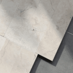 Podłoga z marmuru LILON w formie cegiełek, o jasnym odcieniu i delikatnym wzorze, ułożona w eleganckim wnętrzu.