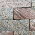 Naturalna powierzchnia kwarcytu RED COOPER z rdzawymi i miedzianymi przeplotami, ukazująca charakterystyczne łupanie.