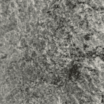 Układ płyt Silver Grey 60x30 na ścianie – przykład montażu i strukturalnej powierzchni kamienia.