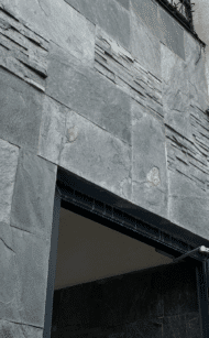Płyta Silver Grey 60x30 na elewacji budynku – elegancki, srebrzystoszary kamień w zastosowaniu zewnętrznym.