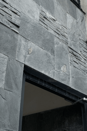 Płyta Silver Grey 60x30 na elewacji budynku – elegancki, srebrzystoszary kamień w zastosowaniu zewnętrznym.