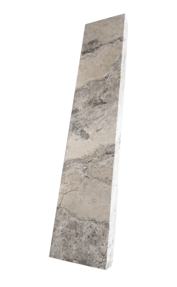 Szlifowana palisada z trawertynu SILVER LATTE w formacie 100x20x6 cm – produkt przedstawiony na białym tle.