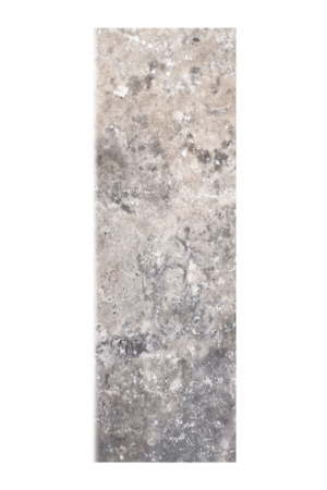 Szlifowany stopień z trawertynu SILVER LATTE w odcieniach szaro-beżowych, o wymiarach 135x35x3 cm, ukazany z widoczną naturalną strukturą i gładkim wykończeniem.