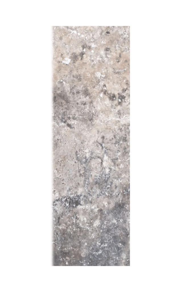 Szlifowany stopień z trawertynu SILVER LATTE w odcieniach szaro-beżowych, o wymiarach 135x35x3 cm, ukazany z widoczną naturalną strukturą i gładkim wykończeniem.