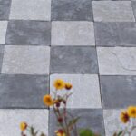 Wapień GREY szachownica 20x20x1,5 cm antykowana