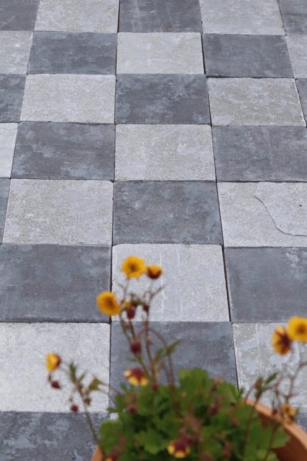 Wapień GREY szachownica 20x20x1,5 cm antykowana