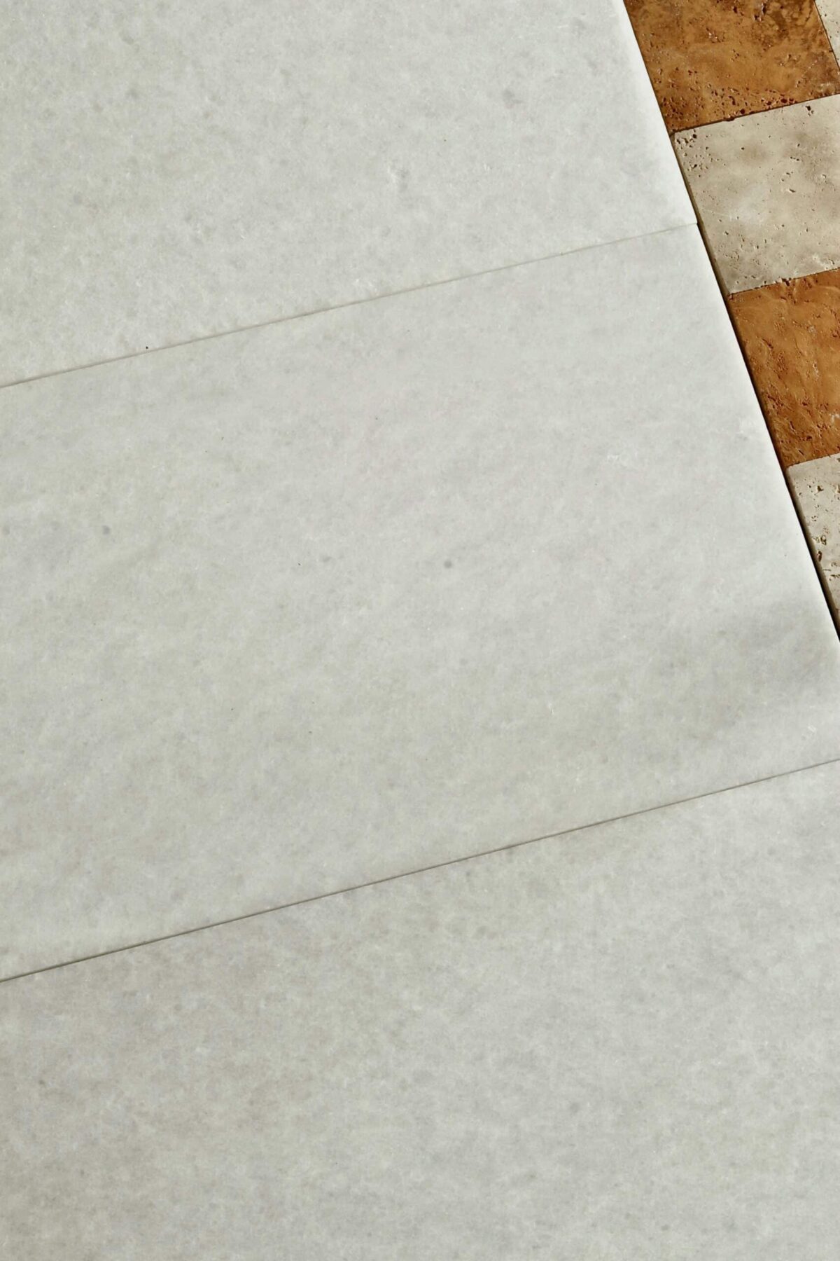 Marmur BIANCO NEVE płytki 61x30,5x1,25 cm szczotkowane - obrazek 2