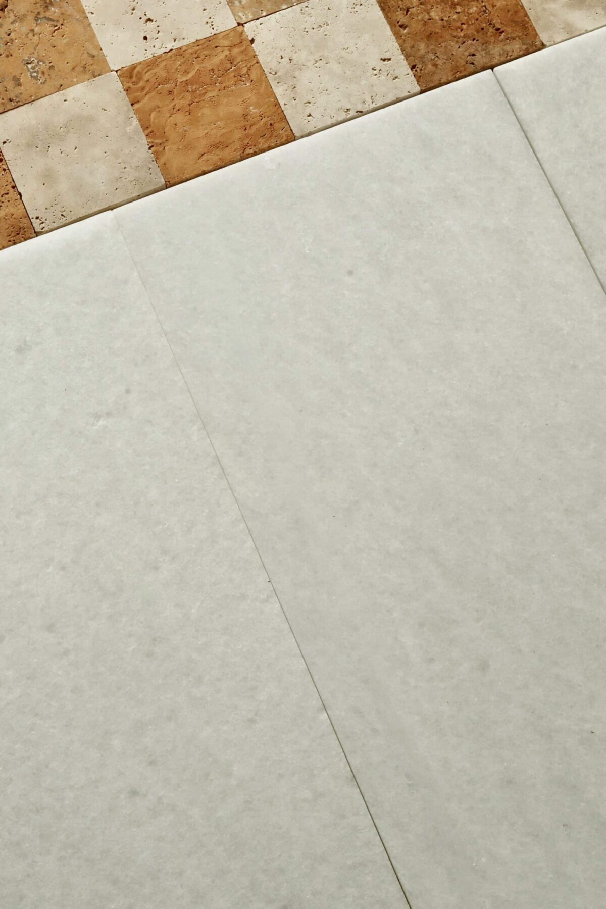 Marmur BIANCO NEVE płytki 61x30,5x1,25 cm szczotkowane - obrazek 3