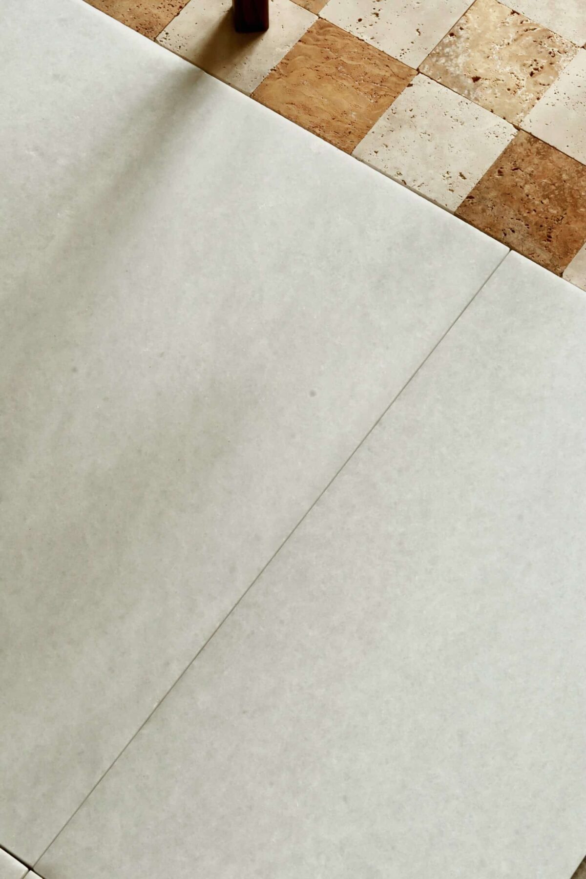 Marmur BIANCO NEVE płytki 61x30,5x1,25 cm szczotkowane - obrazek 1
