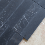 Płytki marmurowe Black Silk o wymiarach 30,5x7,6 cm w kolorze głębokiej czerni z białym, naturalnym żyłkowaniem – widok z góry.