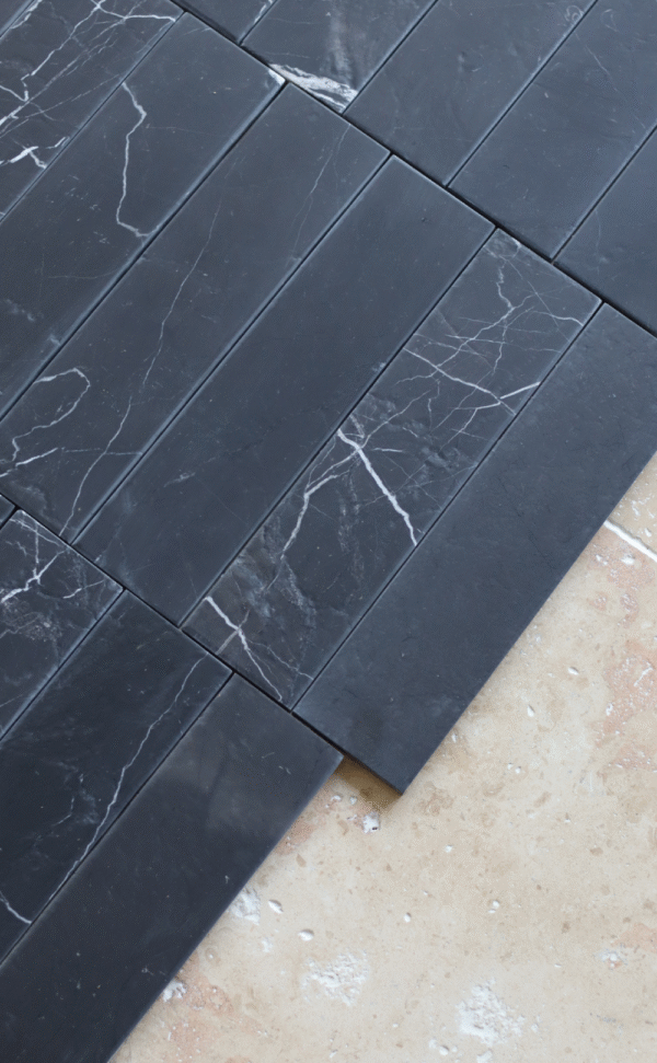 Płytki marmurowe Black Silk o wymiarach 30,5x7,6 cm w kolorze głębokiej czerni z białym, naturalnym żyłkowaniem – widok z góry.