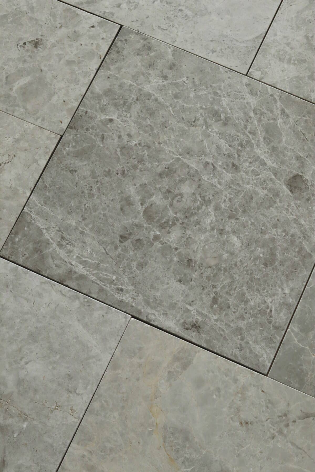 Zbliżenie na marmurowe płytki TUNDRA GREY w formacie rzymskim z widoczną strukturą kamienia