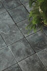 Płytki z wapienia KADAPPA 20x20 cm o półszlifowanej powierzchni, widoczne obok donicy z zieloną rośliną