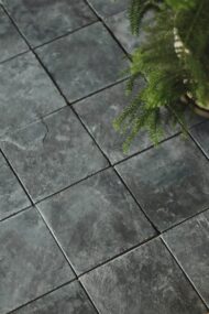Płytki z wapienia KADAPPA 20x20 cm o półszlifowanej powierzchni, widoczne obok donicy z zieloną rośliną