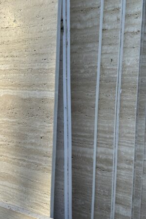 Zbliżenie na płyty kamienne z trawertynu Classic Vein Cut, ukazujące wyraźnie ich matową, porowatą powierzchnię oraz charakterystyczny wzór żył.