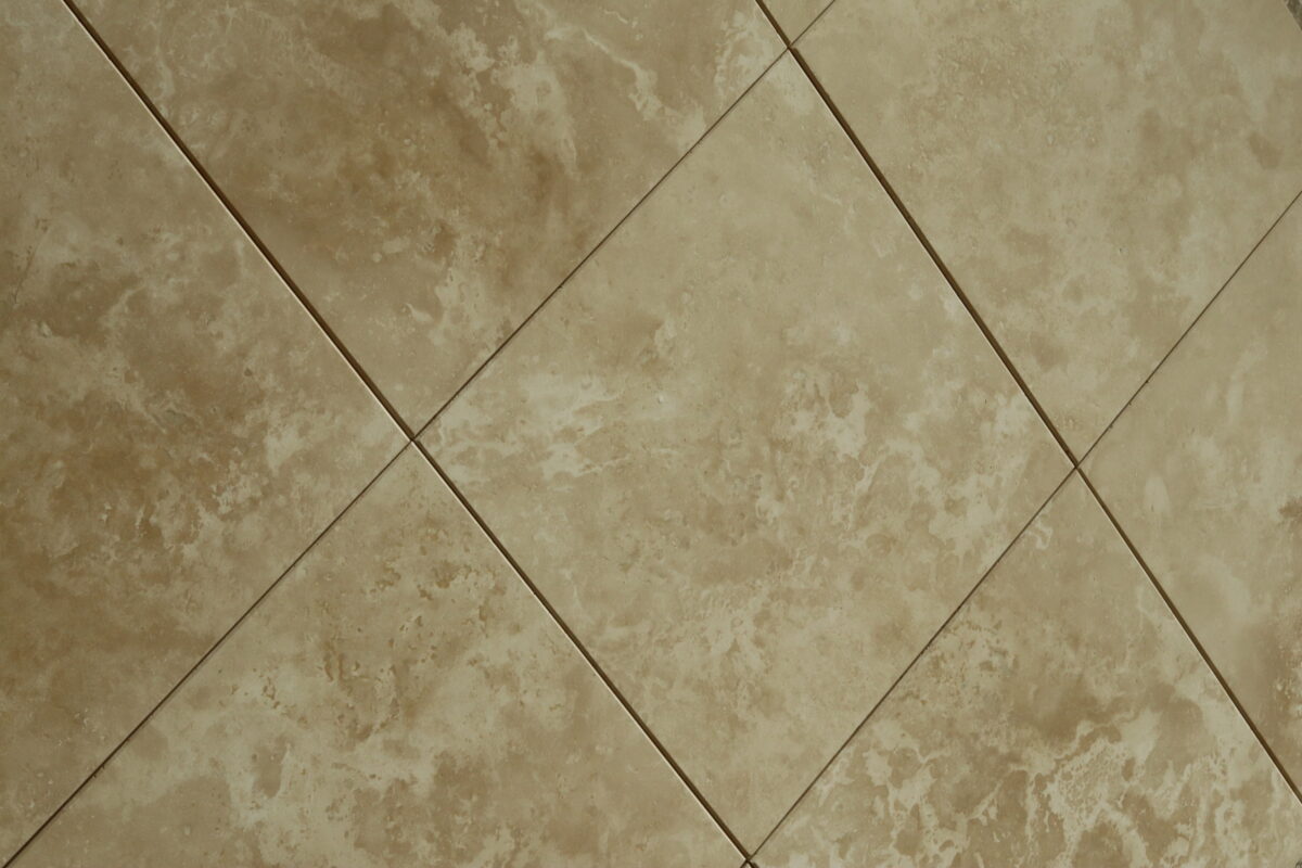 Trawertyn CLASSIC LIGHT płytki wypełniane 30,5×30,5×1 cm fazowane - obrazek 4