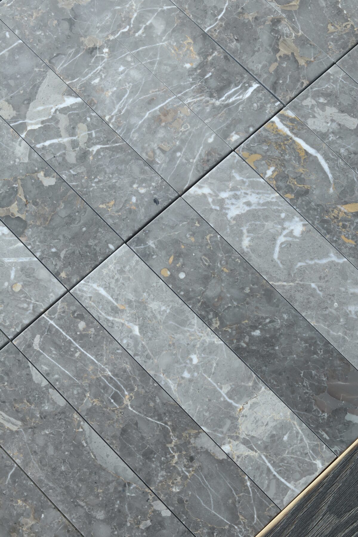 Marmur ANTHRACITE GOLD cegiełka 30,5x7,6x1 cm szlifowana - obrazek 1