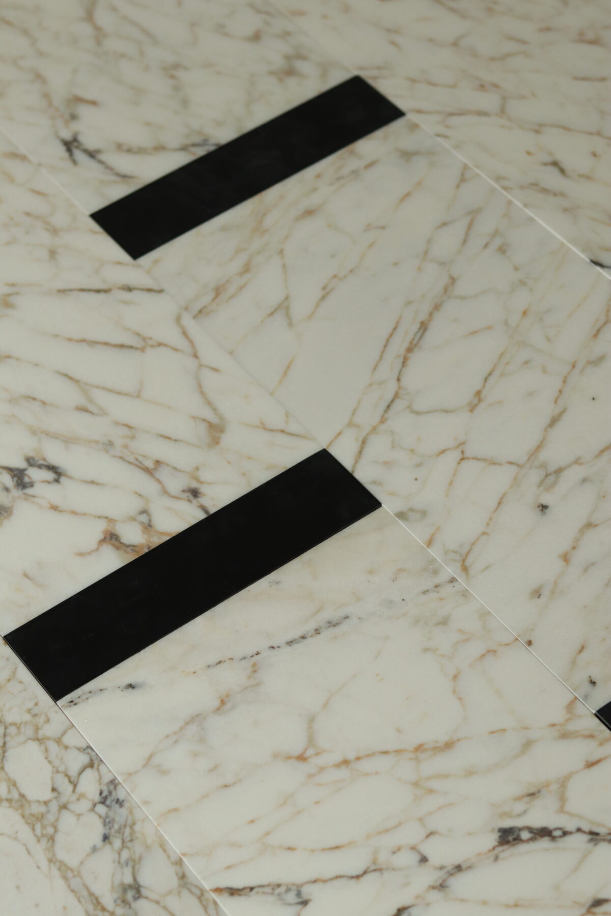 Marmur CALACATTA GOLD płytki 61x30,5x1 cm szlifowane - obrazek 4