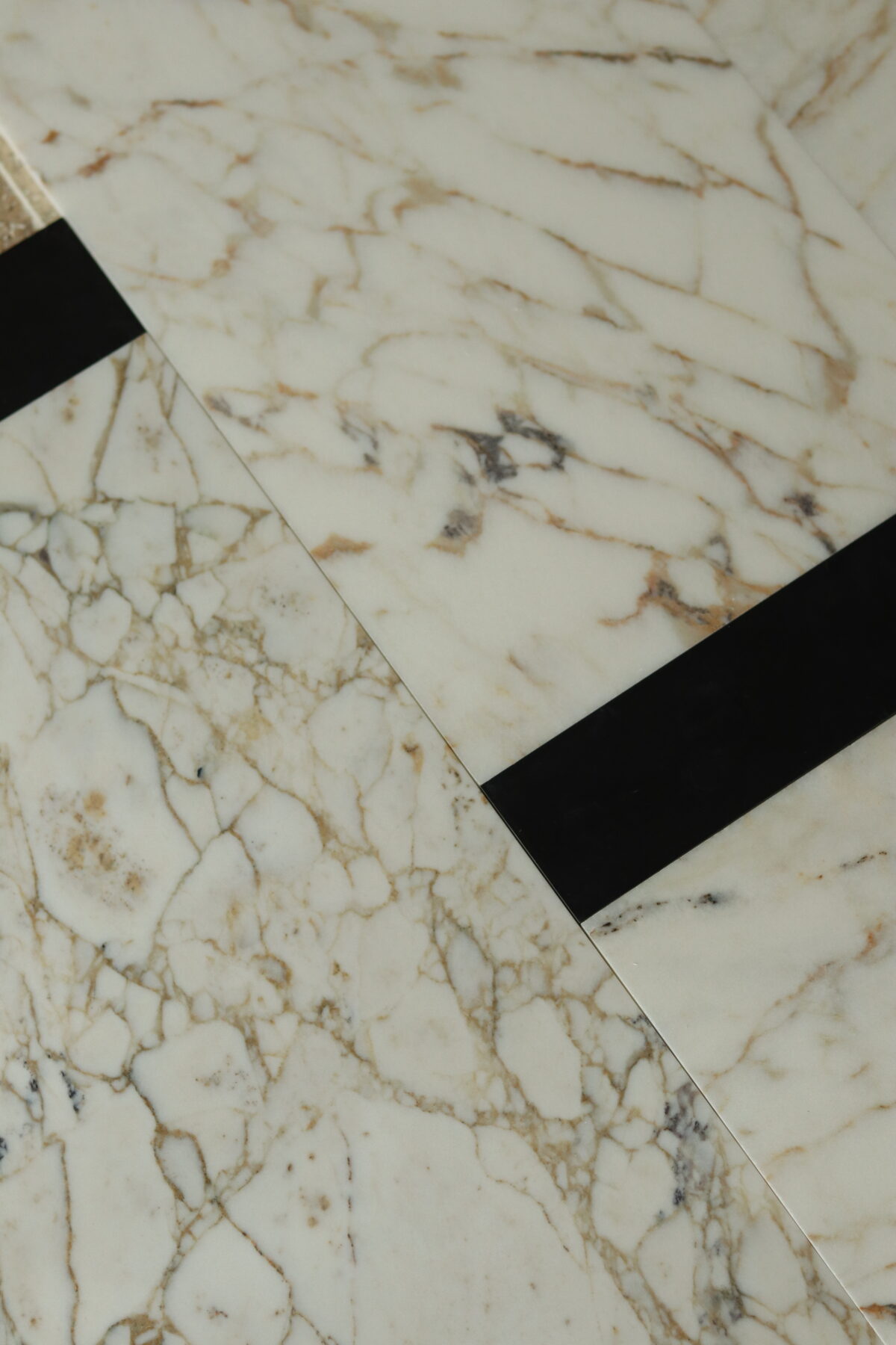 Marmur CALACATTA GOLD płytki 61x30,5x1 cm szlifowane - obrazek 3