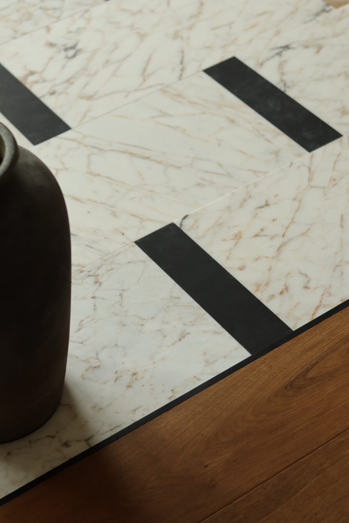 Marmur CALACATTA GOLD płytki 61x30,5x1 cm szlifowane - obrazek 1