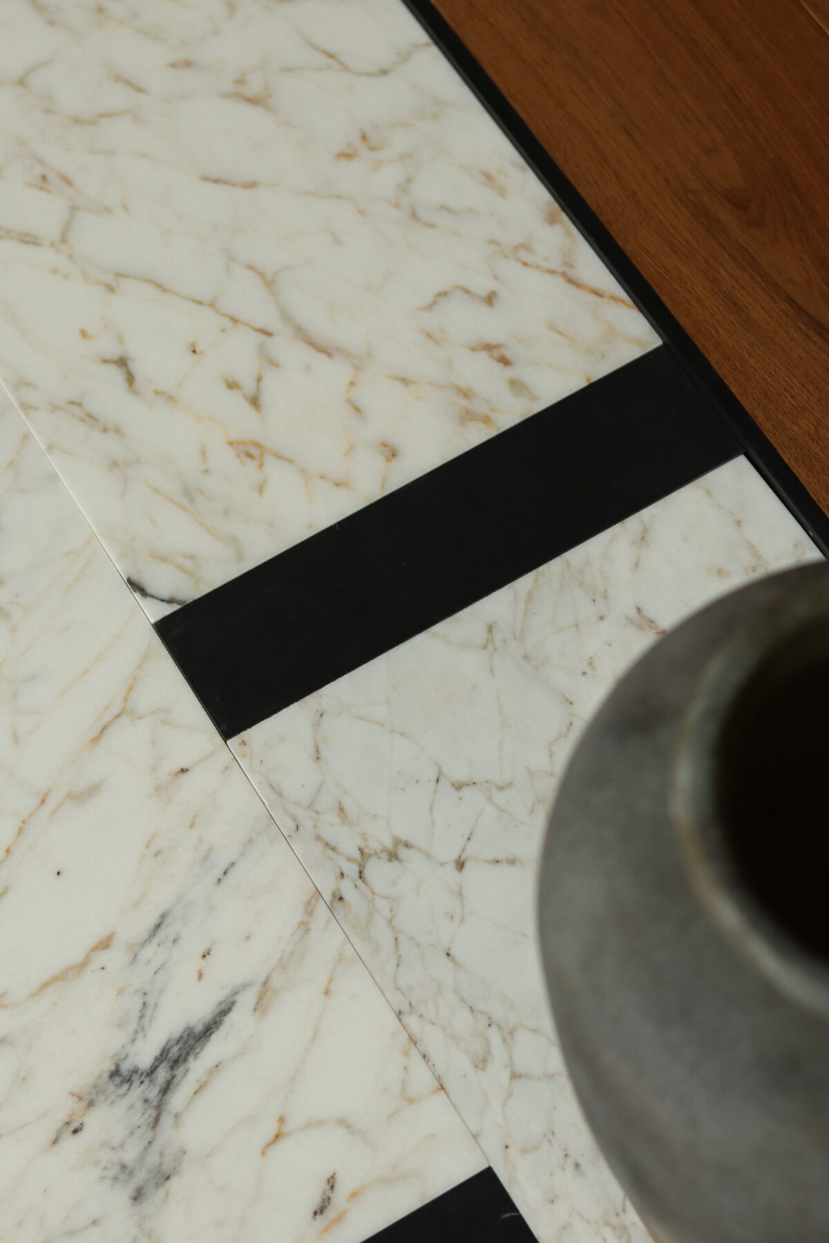 Marmur CALACATTA GOLD płytki 61x30,5x1 cm szlifowane - obrazek 2