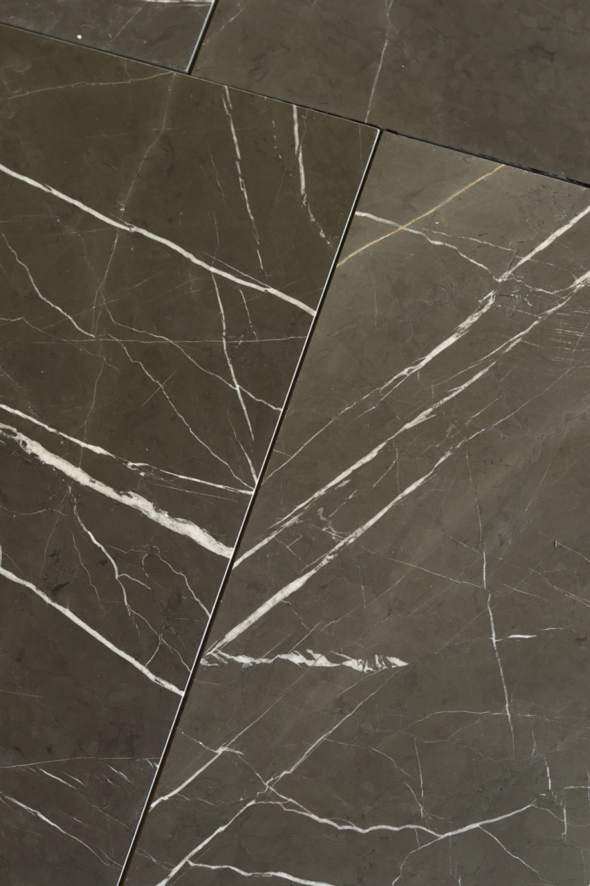 armani płytka marmurowa z żyłką_best granit_8 Marmur ARMANI BROWN płytki 61x30,5x1,25 cm szlifowane - obrazek 1