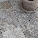 Trawertyn SILVER PREMIUM płytki 20,3×20,3×1,2 cm bębnowane